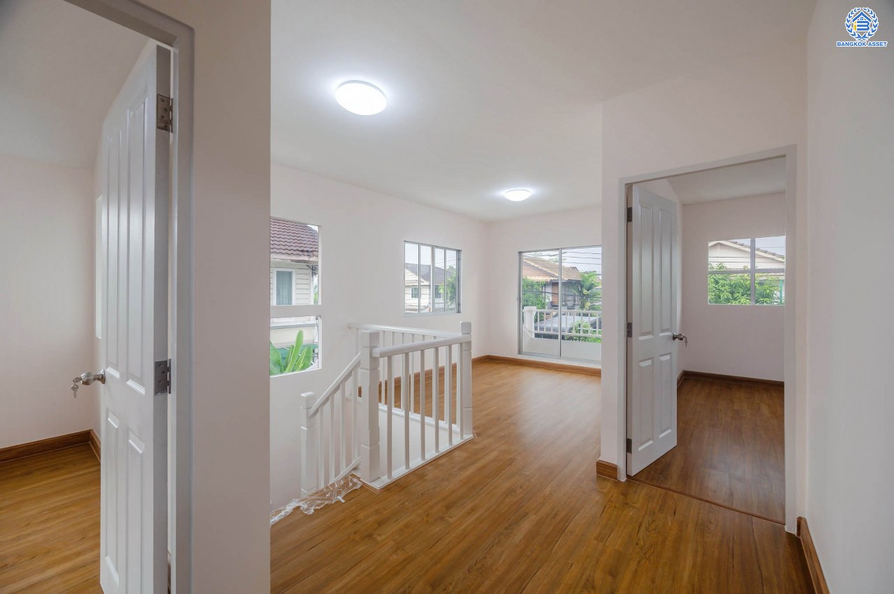 บ้านมือสองตกแต่งใหม่ โครงการ พฤกษ์ลดา พุทธสาคร จากแบรนด์ LH ตัวบ้านใกล้สวนสาธารณะ รองรับทุกความสุขบนเนื้อที่ 53.9 ตร.ว. ฟังก์ชัน 3 ห้องนอน 3 ห้องน้ำ จอดรถได้ 2 คัน เชื่อมต่อถนนเพชรเกษม, ถนนพุทธมณฑลสาย4, ถนนบรมราชชนนี ใกล้รถไฟฟ้าสายสีน้ำเงิน "สถานีหลักสอง" และ The Mall บางแค